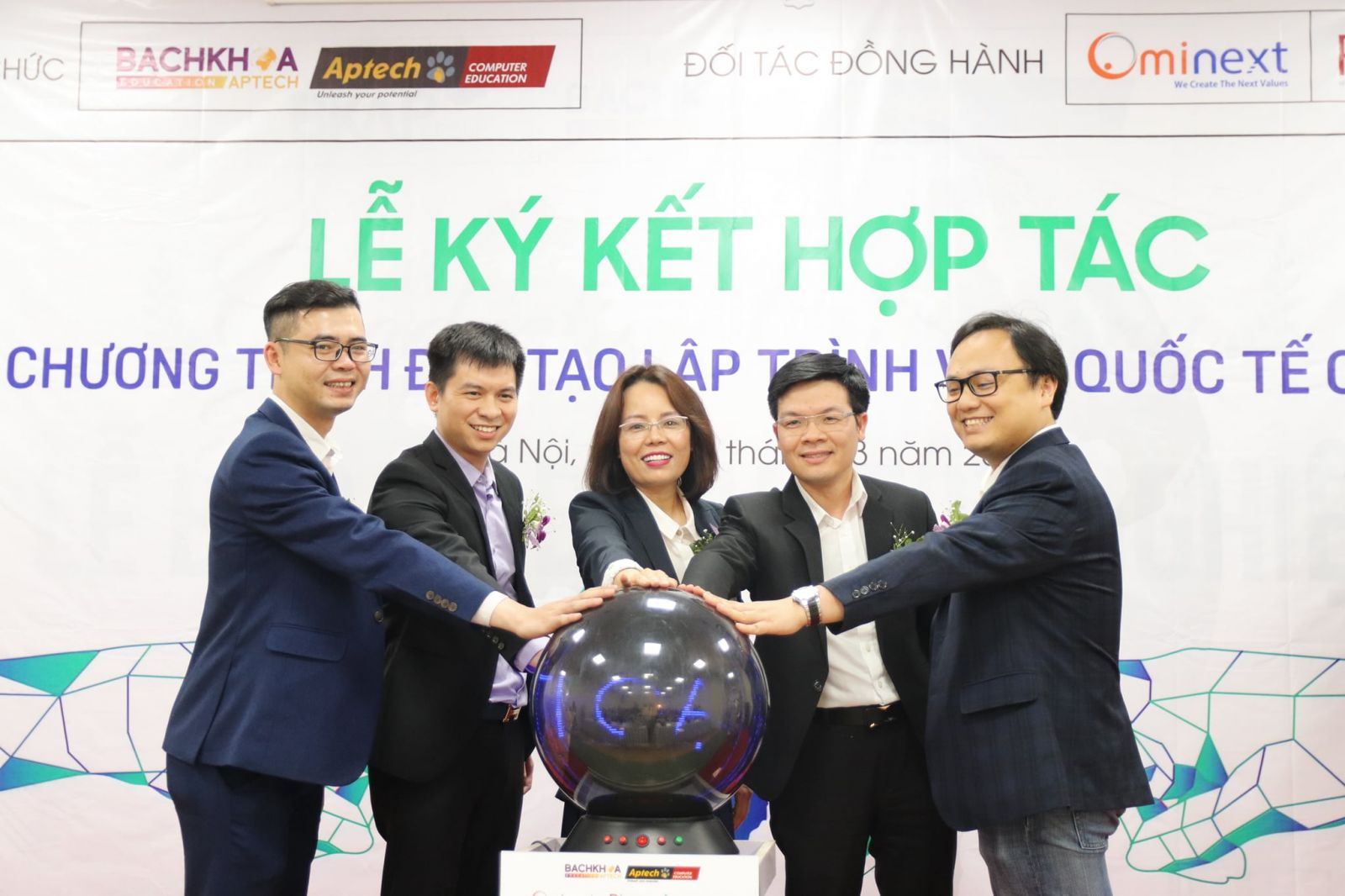 STRATEGIC PARTNER OF BACHKHOA-APTECH ON IT LEADER 4.0