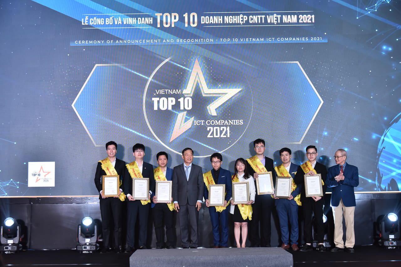 On this morning of 9th October, SotaTek was named twice in the TOP 10 ICT Award – a prestigious award held annually by Vietnam Software and IT Services Association (VINASA). In 2021, except for the Sao Khue Award, SotaTek has excellently won the hat trick of VINASA awards, including the “Top 10 Vietnam Information Technology Enterprises 2021 Award” and the “Top 10 Blockchain Services Providers Award”.